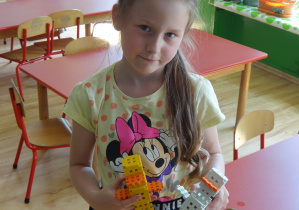 Dziewczynka demonstruje wykonane z klocków kaczuszki